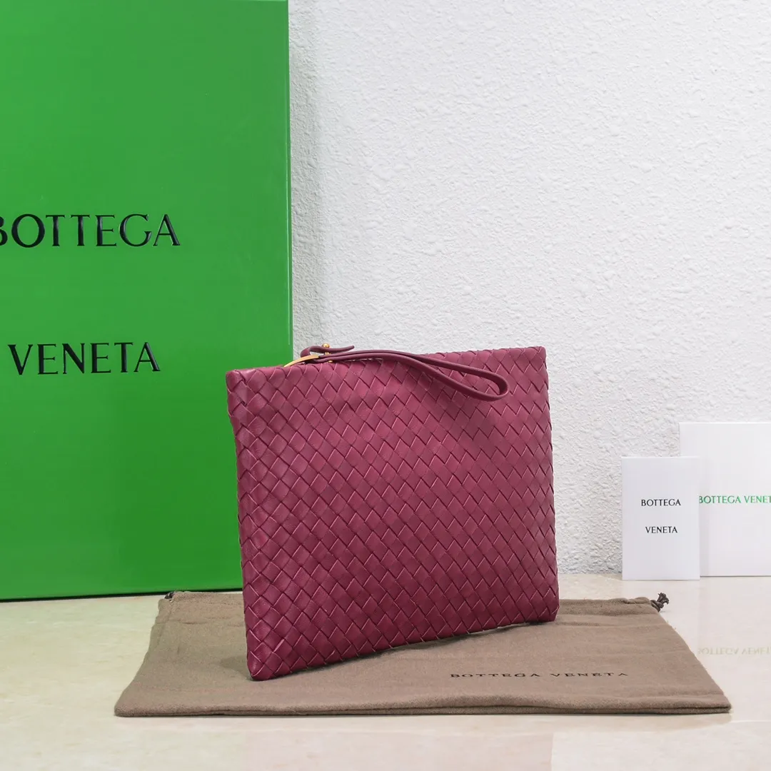 Bv 2022 new woven sheepskin handbag with woven fabric lining. This handbag continues the previous iconic weaving process. The leather is fine and genuine and feels very soft, and the overall shape is excellent. There are multiple card slots inside to store artifacts in an orderly manner. It looks casual, but it is the finishing touch to your whole body. Best choice for gifts or personal use. Size: 30cm, model: 80-2#
